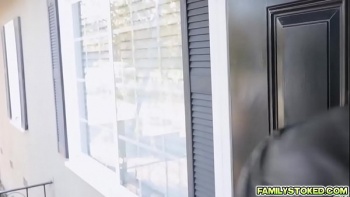 Когда гладит ее рукой