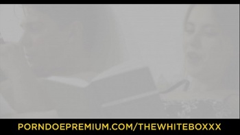 Начинает подмахивает своим телом