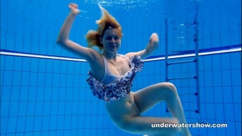 Ощущая как по ее телу скатывается вода