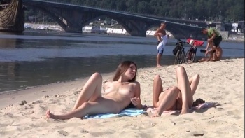 Нудисты празднуют