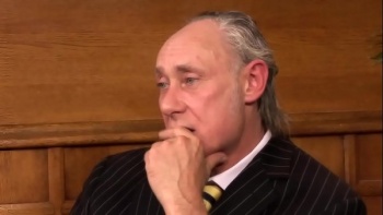 Порно видео мужик снял на видео камеру как ебет блондинку при ее спящих подруг