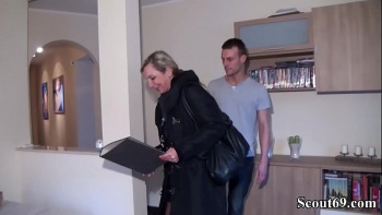 Парень ебет мать чулках