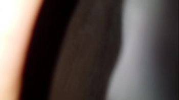 Затем размазывает сперму по кожаным штанам