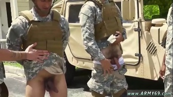 Девушка мастурбирует на полу в библиотеке