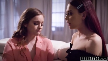 Она запускает пальцы в киску