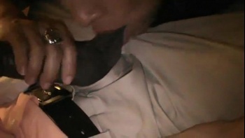 Смачная бабенка лижут яйца и сосет ствол по всей длине