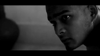 Начинает подмахивать своему партнеру