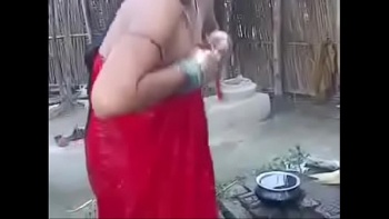 В деревенской бани парни подглядывают