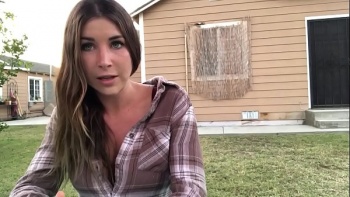 Красиво держит лицо и ебет в ротик по самое не хочу